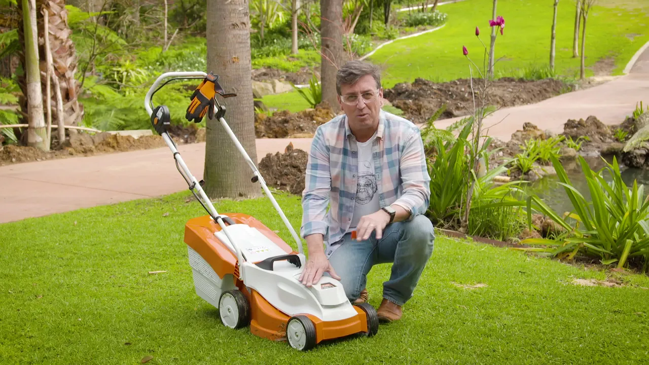 Battery Lawn Mower STIHL RMA 235 - Test / Review: The Garden Gurus